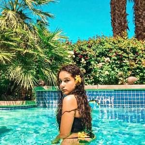 Meet your Posher, Maria flor